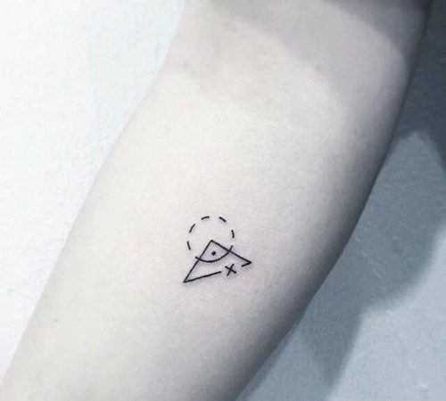 点击大图看下一张：简单的三角形几何纹身小图案