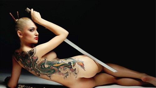 点击大图看下一张：美女们的纹身艺术