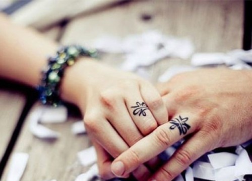 点击大图看下一张：携手一生的情侣手指戒指纹身