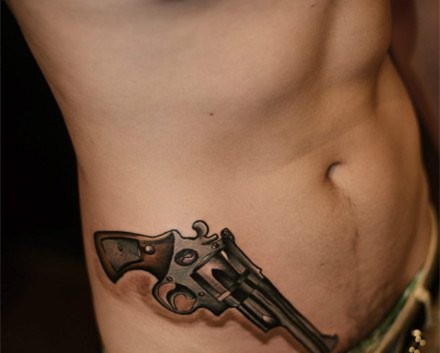 点击大图看下一张：有创意的个性腰部手枪纹身