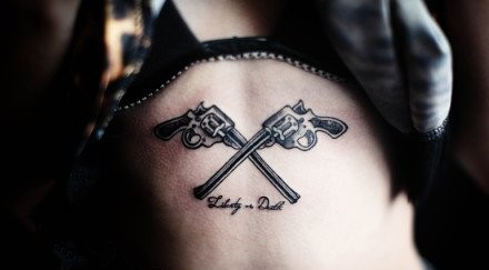 点击大图看下一张:有创意的个性腰部手枪纹身