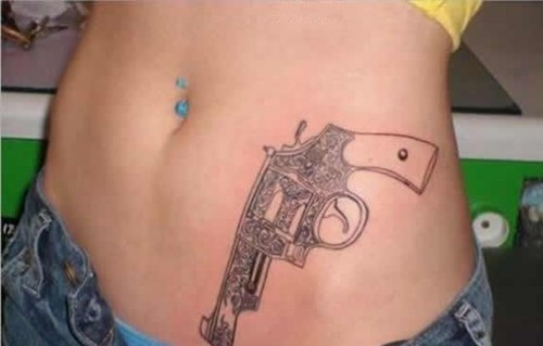 点击大图看下一张：有创意的个性腰部手枪纹身