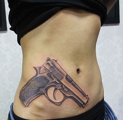 点击大图看下一张：有创意的个性腰部手枪纹身