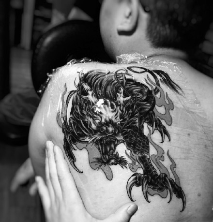 点击大图看下一张:霸气侧漏的麒麟神兽纹身图案