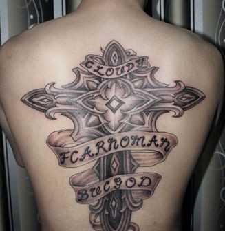 点击大图看下一张:潮男钟爱的背部十字架纹身图案