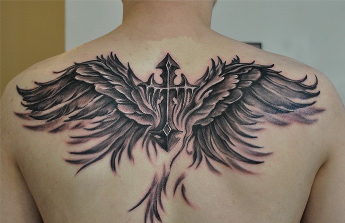 点击大图看下一张：潮男钟爱的背部十字架纹身图案
