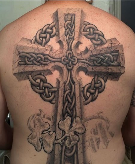 点击大图看下一张：潮男钟爱的背部十字架纹身图案