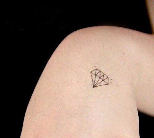 点击大图看下一张：简单的单色钻石线条纹身