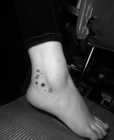 点击大图看下一张：流行的小清新脚踝星星纹身