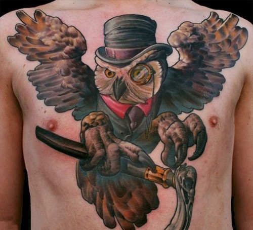 点击大图看下一张：男士胸前潮流时尚的猫头鹰纹身