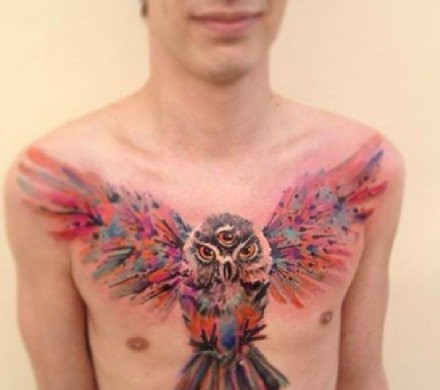 点击大图看下一张：男士胸前潮流时尚的猫头鹰纹身