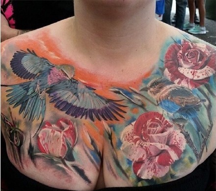 点击大图看下一张：女生胸前复古漂亮的纹身图案