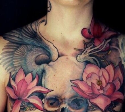 点击大图看下一张：女生胸前复古漂亮的纹身图案