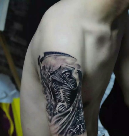 点击大图看下一张:手臂处酷炫的死神纹身