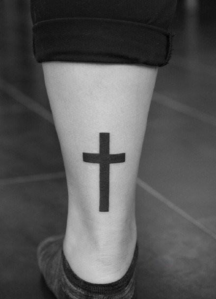 点击大图看下一张：腿部潮流帅气的十字架纹身图案