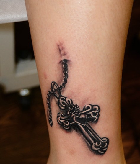 点击大图看下一张：腿部潮流帅气的十字架纹身图案