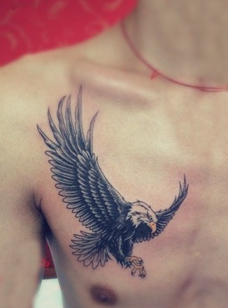 点击大图看下一张：胸前展翅翱翔的雄鹰纹身