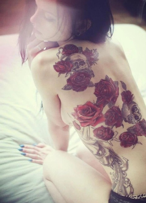 点击大图看下一张：腰部漂亮诱人的鲜花纹身
