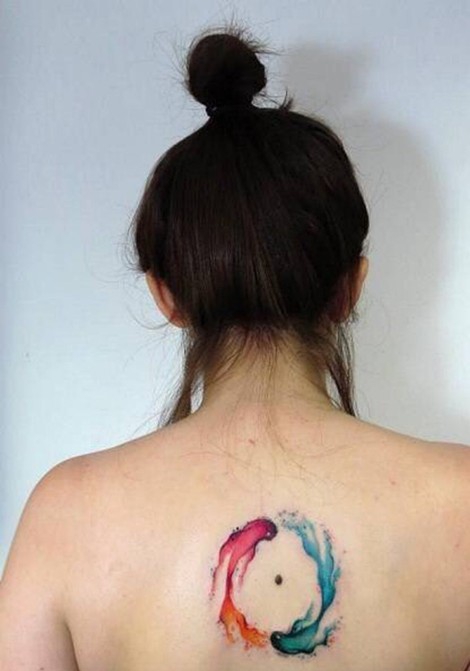 点击大图看下一张：背部漂亮唯美的泼墨水彩纹身图案