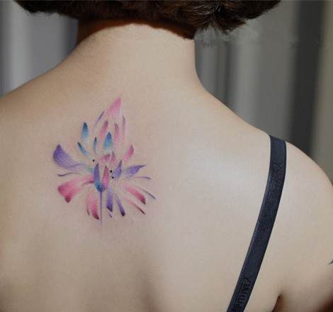 点击大图看下一张：背部漂亮唯美的泼墨水彩纹身图案