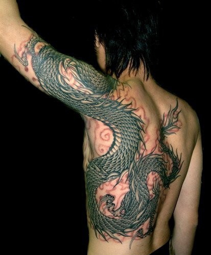 点击大图看下一张:超霸气凶猛的过肩龙纹身大全
