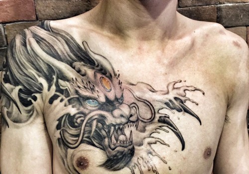 点击大图看下一张：超霸气凶猛的过肩龙纹身大全