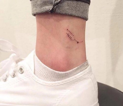 点击大图看下一张:脚踝上的小清新纹身