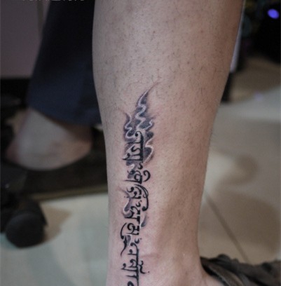 点击大图看下一张：腿部时尚的梵文纹身