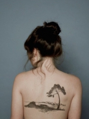 女生背部唯美清新的纹身图案