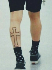 腿部酷炫个性的十字架纹身