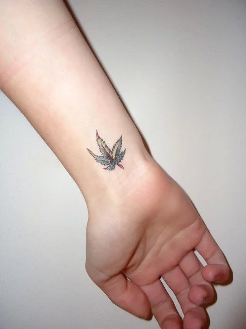 点击大图看下一张：手腕好看的枫叶纹身图案