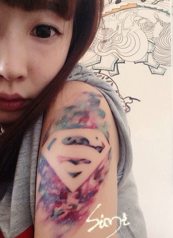 点击大图看下一张：女生手臂水墨超人标志纹身图案
