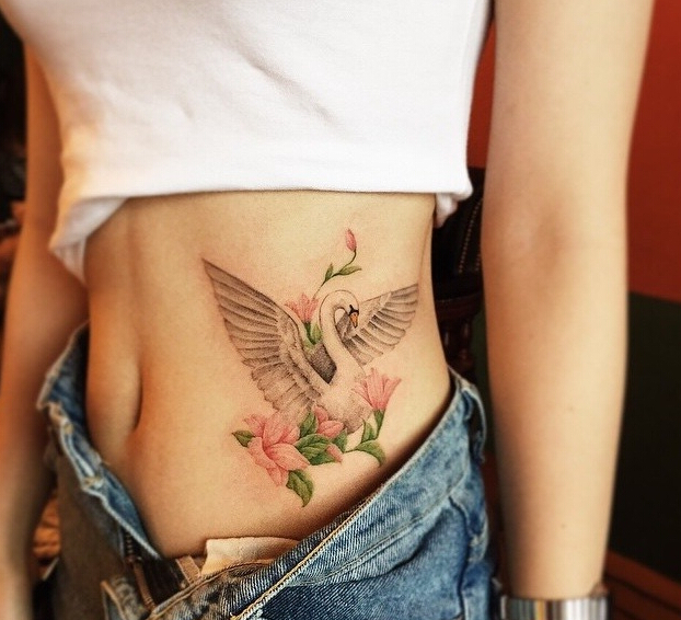 点击大图看下一张：女生腹部漂亮的天鹅花卉纹身