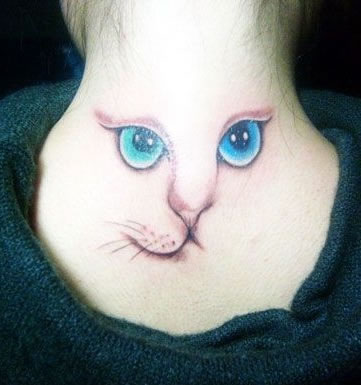 点击大图看下一张：颈部蓝色大眼睛的猫咪纹身图