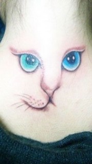 颈部蓝色大眼睛的猫咪纹身图