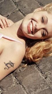 性感女星 安吉丽娜·朱莉手臂龙图腾纹身