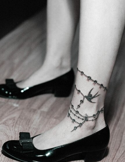 点击大图看下一张：女性脚链燕子纹身图案