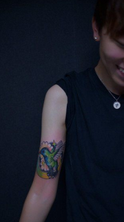 女人手臂小巧潮流的蜂鸟纹身图片