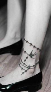 女性脚链燕子纹身图案
