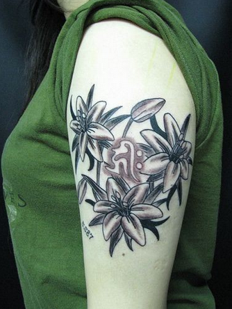 点击大图看下一张：大臂上盛开的鲜花纹身图案