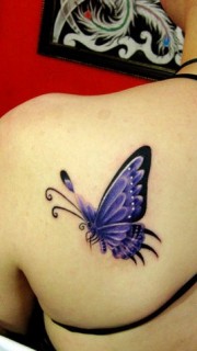 肩部漂亮的蝴蝶刺青