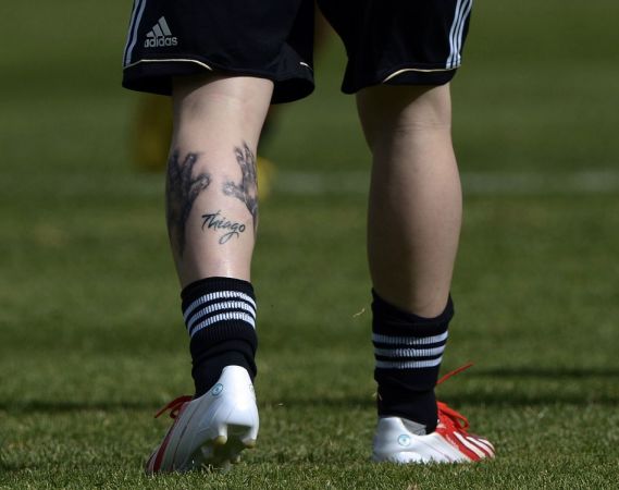 点击大图看下一张：梅西左腿儿子小手纹身