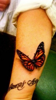 手上的立体蝴蝶纹身