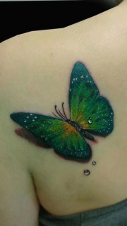 后肩绿色的蝴蝶纹身