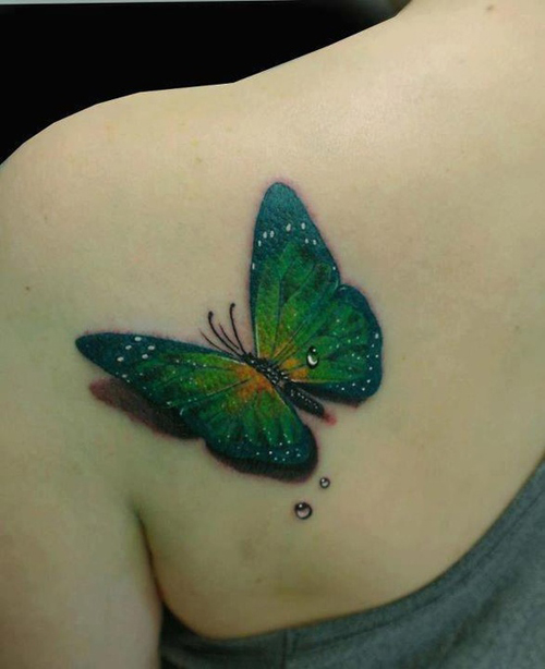 点击大图看下一张：后肩绿色的蝴蝶纹身