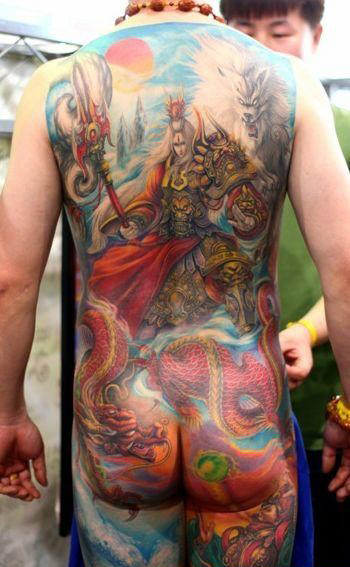 点击大图看下一张：超酷超帅的满背二郎神杨戬纹身