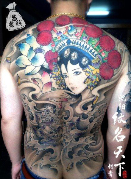 点击大图看下一张：男人后背漂亮的满背花旦纹身图案