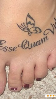 脚背上的拉丁文纹身