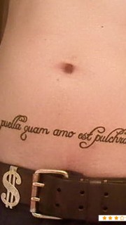 肚脐下的拉丁文纹身