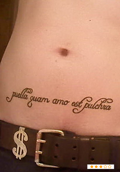 点击大图看下一张：肚脐下的拉丁文纹身